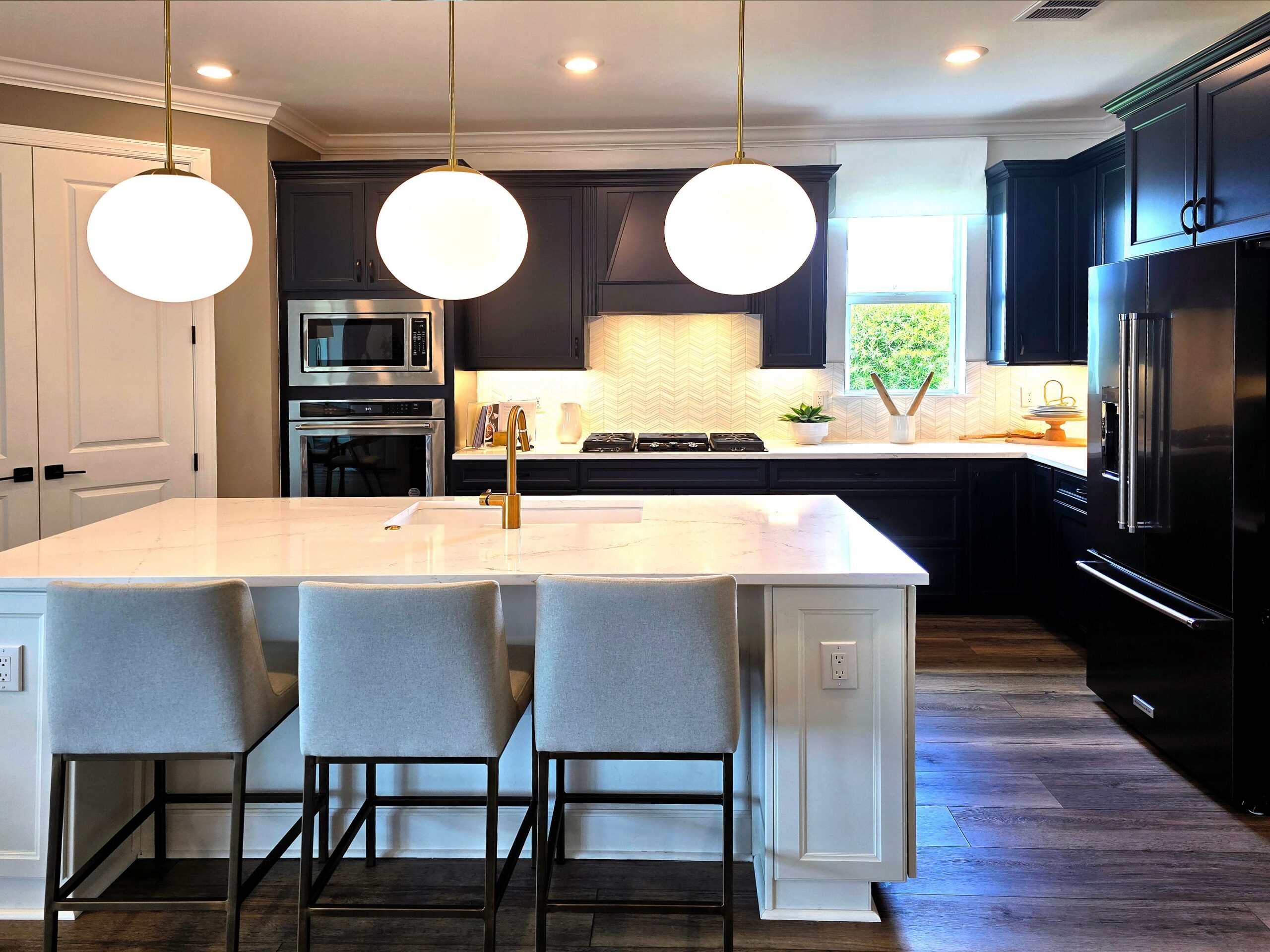 Kitchen electrical installation with lighting and appliance circuits